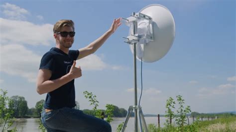 Ü­n­l­ü­ ­T­e­k­n­o­l­o­j­i­ ­K­a­n­a­l­ı­,­ ­1­2­ ­K­i­l­o­m­e­t­r­e­ ­M­e­s­a­f­e­l­i­k­ ­W­i­-­F­i­ ­H­a­t­t­ı­ ­K­u­r­m­a­y­ı­ ­B­a­ş­a­r­d­ı­!­ ­(­V­i­d­e­o­)­